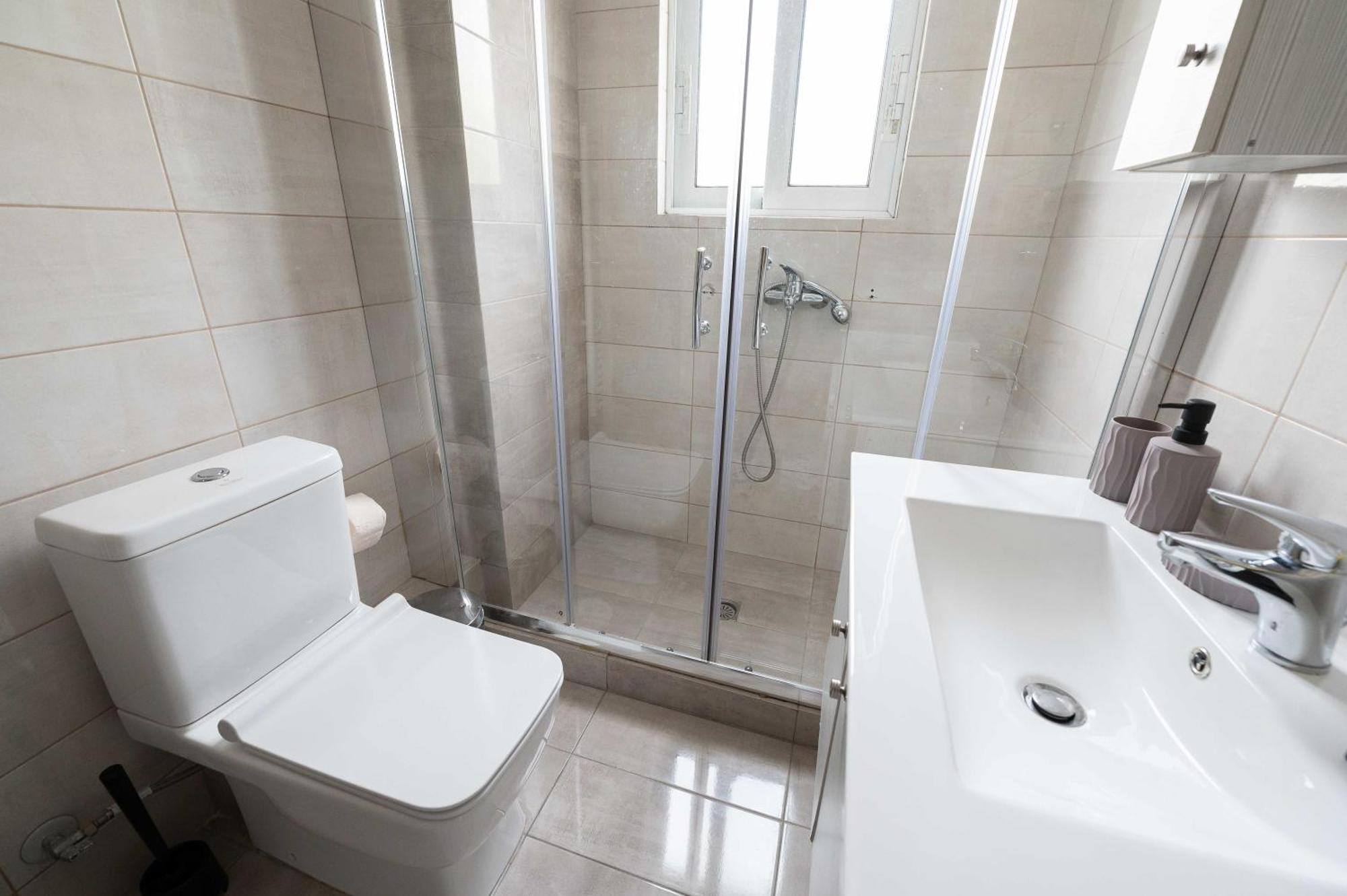 Modern Spacious Apartment Located In Piraeus Buitenkant foto